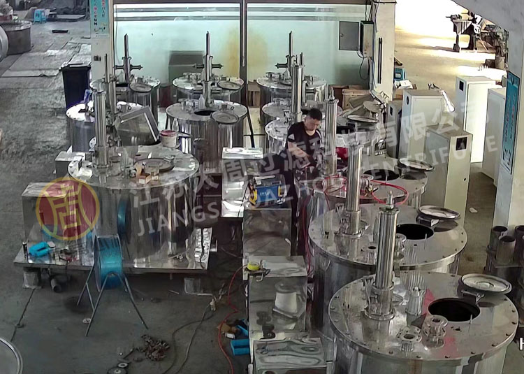 間隔三年張經(jīng)理又來(lái)采購(gòu)大周刮刀全自動(dòng)離心機(jī)